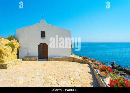 La chiesa di San Gavino, all'interno della città di Porto Torres, sulla costa sarda in una giornata di sole di estate Foto Stock