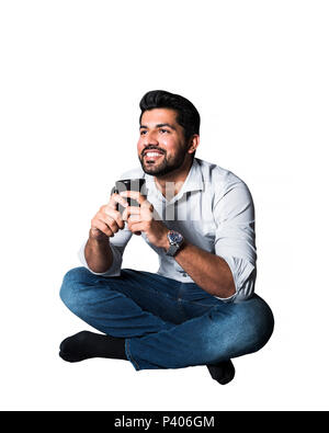 Uomo arabo in camicia con tazza di caffè o di tè Foto Stock