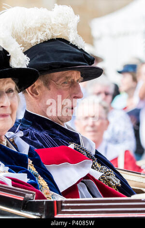 Il Castello di Windsor, Regno Unito. 18 Giugno 2018 - Sua Altezza Reale il Principe Edward si allontana l'Ordine della Giarrettiera cerimonia nel parco del Castello di Windsor, Regno Unito. Indossava il pieno Garter regalia. Sua Maestà la regina ha rotto con la tradizione e siamo arrivati in auto. Credito: Benjamin Wareing/Alamy Live News Foto Stock