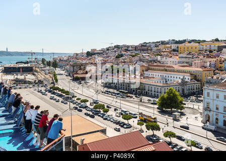 Lisbona, Portogallo - 19 Maggio 2017: i passeggeri a bordo della nave da crociera la visualizzazione bellissimo paesaggio urbano della città di Lisbona, Portogallo. Foto Stock