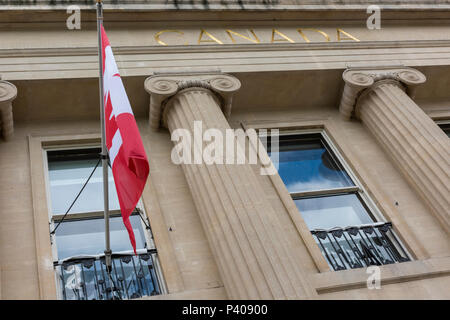 Il maple leaf bandiera fuori dell'ambasciata canadese in Trafalgar Square nel centro di Londra, Regno Unito. Foto Stock