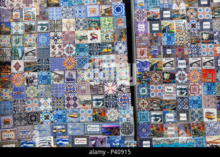 Souvenir magneti da frigorifero decorato come tradizionale azulejo portoghese piastrelle in vendita a Porto, Portogallo. Foto Stock