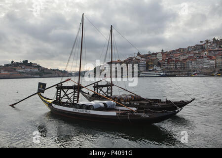 Rabelo tipiche imbarcazioni utilizzate per il trasporto di vino di porto sul fiume Douro a Porto, Portogallo. Foto Stock