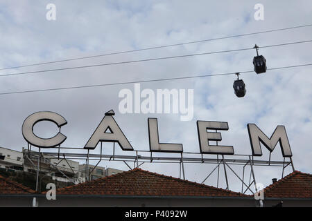 Telecabina sistema Teleférico de Gaia il trasporto di gondole oltre il segno del Cálem Porto cantina in Vila Nova de Gaia in Porto, Portogallo. Foto Stock