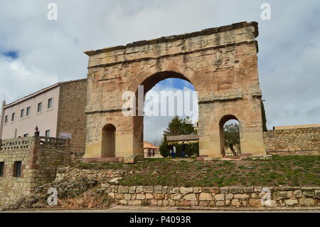 Bellissimo Arco romano del primo secolo perfettamente conservato nel villaggio di Medinaceli. Marzo 19, 2016. Architettura, Storia, Viaggi. Medinaceli, Foto Stock