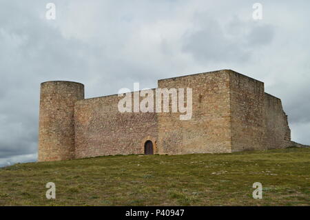 Ricostruito il castello del primo secolo perfettamente conservato nel villaggio di Medinaceli. Architettura, Storia, Viaggi. Marzo 19, 2016. Medinaceli, Soria Foto Stock