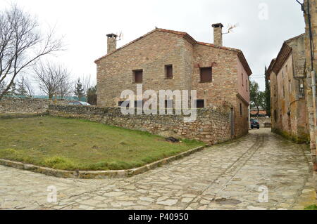 Belle case in pietra sulla nostra passeggiata nel Villaggio di Medinaceli. Architettura, Storia, Viaggi. Marzo 19, 2016. Medinaceli, Soria, Castilla Leon, Spa Foto Stock