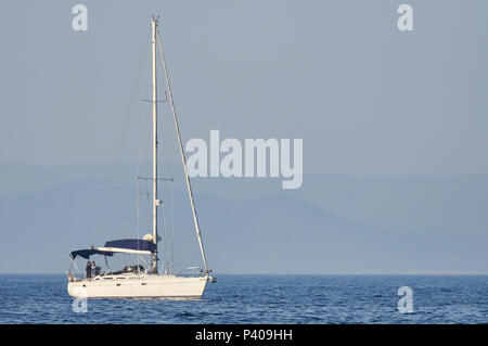 Barca a vela vicino al porto di la Savina nel Parco Naturale di Ses Salines (Formentera, Isole Baleari, Mar Mediterraneo, Spagna) Foto Stock