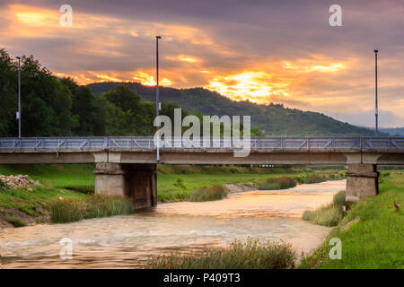 Vista ravvicinata del ponte centrale in Pirot su fiume Nisava, chiamato Golemi la maggior parte durante il tramonto spettacolare Foto Stock