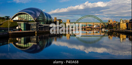 Un inizio di mattina vista sul fiume Tyne in Newcastle guardando verso il Tyne Bridge, Newcastle upon Tyne, Tyne & Wear, Regno Unito Foto Stock