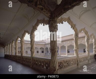 PATIO DE LOS LEONES - interno gotico DE DOS PISOS DE GALERIAS-VISTA DE LA GALERIA ALTA-ARCOS MIXTIL. Autore: Juan Guas (c. 1430-1496). Posizione: Palacio del Infantado / Museo de Bellas Artes, GUADALAJARA, Spagna. Foto Stock