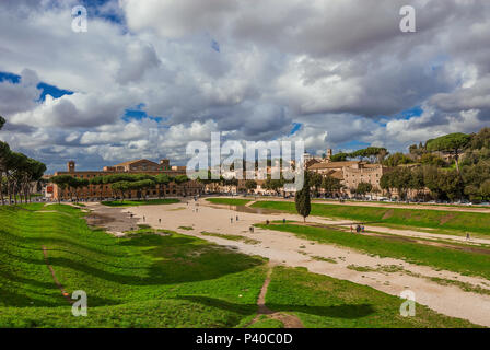 Vista del Circo Massimo e il Campidoglio monumenti con belle nuvole appena dopo la pioggia, nel centro storico di Roma Foto Stock