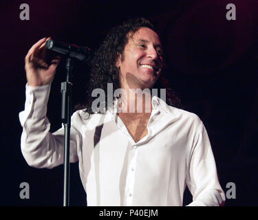 ATLANTA, GA - 20 ottobre: Steve Augeri di viaggio esegue durante i volontari per l'America in concerto al anfiteatro di Lakewood in Atlanta, Georgia il 20 ottobre 2001. Il concerto è stato organizzato per raccogliere fondi a beneficio delle famiglie delle vittime del settembre 11 (9/11) gli attacchi contro gli Stati Uniti d'America. Ulteriori beneficiari del concerto includono la Croce Rossa Americana, Vigili del Fuoco di New York e il New York City Police Department. Credito: Chris McKay / MediaPunch Foto Stock