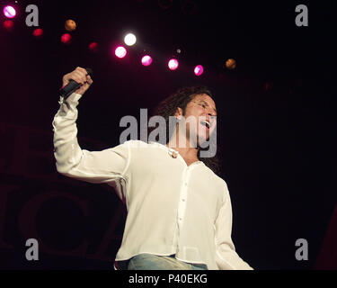 ATLANTA, GA - 20 ottobre: Steve Augeri di viaggio esegue durante i volontari per l'America in concerto al anfiteatro di Lakewood in Atlanta, Georgia il 20 ottobre 2001. Il concerto è stato organizzato per raccogliere fondi a beneficio delle famiglie delle vittime del settembre 11 (9/11) gli attacchi contro gli Stati Uniti d'America. Ulteriori beneficiari del concerto includono la Croce Rossa Americana, Vigili del Fuoco di New York e il New York City Police Department. Credito: Chris McKay / MediaPunch Foto Stock