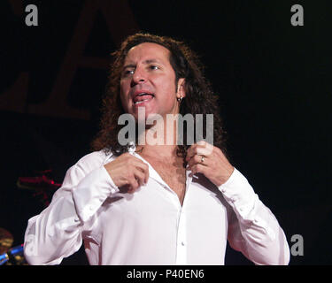 ATLANTA, GA - 20 ottobre: Steve Augeri di viaggio esegue durante i volontari per l'America in concerto al anfiteatro di Lakewood in Atlanta, Georgia il 20 ottobre 2001. Il concerto è stato organizzato per raccogliere fondi a beneficio delle famiglie delle vittime del settembre 11 (9/11) gli attacchi contro gli Stati Uniti d'America. Ulteriori beneficiari del concerto includono la Croce Rossa Americana, Vigili del Fuoco di New York e il New York City Police Department. Credito: Chris McKay / MediaPunch Foto Stock