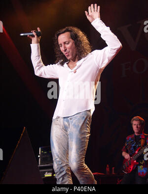 ATLANTA, GA - 20 ottobre: Steve Augeri e Ross Valory di viaggio eseguire durante i volontari per l'America in concerto al anfiteatro di Lakewood in Atlanta, Georgia il 20 ottobre 2001. Il concerto è stato organizzato per raccogliere fondi a beneficio delle famiglie delle vittime del settembre 11 (9/11) gli attacchi contro gli Stati Uniti d'America. Ulteriori beneficiari del concerto includono la Croce Rossa Americana, Vigili del Fuoco di New York e il New York City Police Department. Credito: Chris McKay / MediaPunch Foto Stock