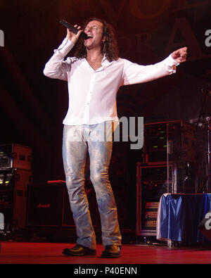 ATLANTA, GA - 20 ottobre: Steve Augeri di viaggio esegue durante i volontari per l'America in concerto al anfiteatro di Lakewood in Atlanta, Georgia il 20 ottobre 2001. Il concerto è stato organizzato per raccogliere fondi a beneficio delle famiglie delle vittime del settembre 11 (9/11) gli attacchi contro gli Stati Uniti d'America. Ulteriori beneficiari del concerto includono la Croce Rossa Americana, Vigili del Fuoco di New York e il New York City Police Department. Credito: Chris McKay / MediaPunch Foto Stock