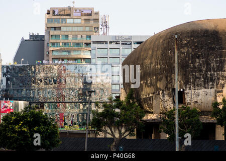 Guerra-segnato a forma di uovo edificio a Beirut Foto Stock