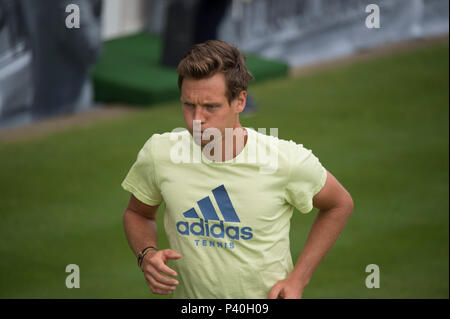 La Queen's Club di Londra, Regno Unito. 19 Giugno, 2018. Giorno 2 con Tomas BERDYCH il riscaldamento su una pratica corte 7. Credito: Malcolm Park/Alamy Foto Stock