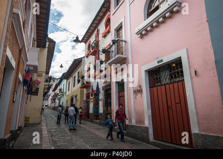 La Ronda - La Ronda em Quito é uma bela rua nessun Centro Histórico da cidade. É dito ser uma Ruas das mais antigas de Quito e foi restaurado bem. Um antigo caminho que seguiu o pequeno riacho Ullaguanga-huayaco foi o início do que agora é chamado Calle La Ronda. O caminho foi lentamente alinhado com casas até o final do século 18 quando se diz que parece ser semelhante un hoje. Duranti o início do Século 20, una Ronda Quito tornou-se o lar de poetas, músicos e políticos que deixaram sua marca na história equatoriana. A rua renovada agora tem sinais informativos que contam sobre algumas dessas pessoa Foto Stock