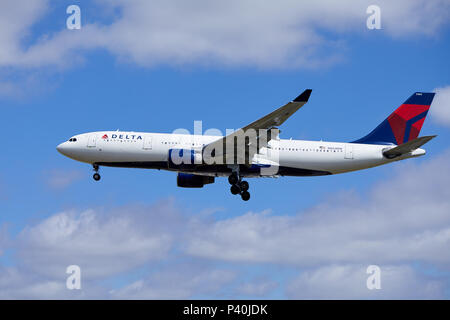 Un Delta Air Lines Airbus A330-223 aeromobili, il numero di registrazione N860nw, avvicinandosi ad un atterraggio. Foto Stock