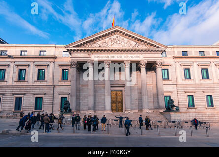 Gruppo di turistica prendendo foto di fronte al Parlamento spagnolo Foto Stock