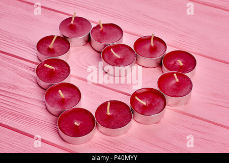 Luce di tè candele formando la forma di un cuore. Idea per il giorno di San Valentino festa. Amore come tema. Foto Stock