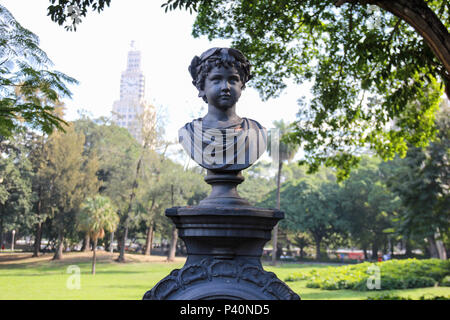 Parque Público Campo de Santana, nessun centro do Rio, localizado na Praça da República, localizado imediações nas de onde foi proclamada una República, em 1889. Nesta imagem: Jovem Europa, de 1888, uma 4 das Fontes instaladas na região central do parque, feitas em ferro fundido Fundições nas de Val d'Osne. Busto de figura feminina fixado sobre fonte stela. Foto Stock