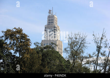 Parque Público Campo de Santana, nessun centro do Rio, localizado na Praça da República, localizado imediações nas de onde foi proclamada una República, em 1889. Nesta imagem: Torre da Central do Brasil e seu imponente relógio visto a partir do Campo de Santana, na Praça da República. Foto Stock