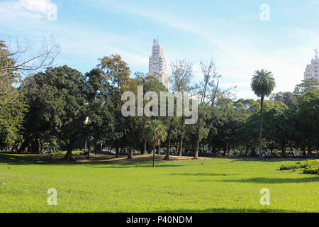 Parque Público Campo de Santana, nessun centro do Rio, localizado na Praça da República, localizado imediações nas de onde foi proclamada una República, em 1889. Nesta imagem: Torre da Central do Brasil e seu imponente relógio visto a partir do Campo de Santana, na Praça da República. Foto Stock