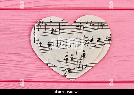 Raccolta di cuori di carta con note musicali. La musica di sfondo d'amore. Foto Stock