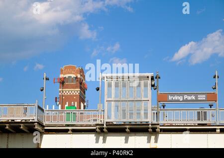 Chicago, Illinois, Stati Uniti d'America. La linea marrone di Irving Park Road Stazione L sulla città e sul suo lato nord. Foto Stock