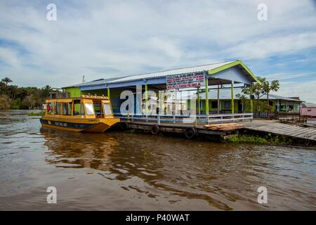 Gennaio - AM Barco Barco Escolar Transporte Transporte Escolar Rio Rio Solimões Transporte Escolar fluviali gennaio Amazonas Norte do Brasil Brasil Palafita Escola Palafita Foto Stock