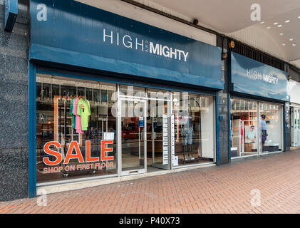 Negozio di fronte e enrance principale per le alte e possenti shop in Smallbrook Queensway, Birmingham, Inghilterra, Regno Unito Foto Stock