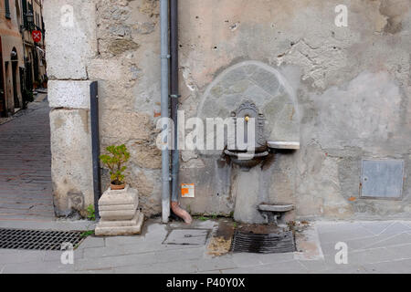 Vecchia fontana in Finalborgo, Liguria, Italia. Foto Stock