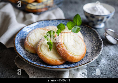 Pane appena sfornato piccolo giro torte riempito con vaniglia e crema di formaggio Foto Stock