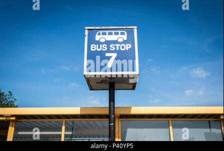 Blue bus stop contro un cielo blu all'Aeroporto di Gatwick, Shuttle bus. Foto Stock