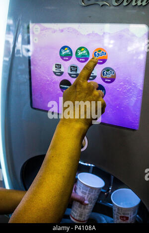 Un moderno distributore di bevanda con touchscreen video a un Jack in the Box ristorante a San Leandro in California Foto Stock