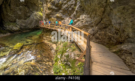 Soteska gola gola con turisti camminando sul marciapiede lungo il fiume sulla giornata di sole Foto Stock