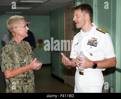 Fotografia del gruppo di logistica Pacifico Occidentale comandante Donald Gabrielson parlando con il Capitano Jeana Kanne a bordo della Naval Hospital ship USNS Misericordia, 23 maggio 2018. () Foto Stock