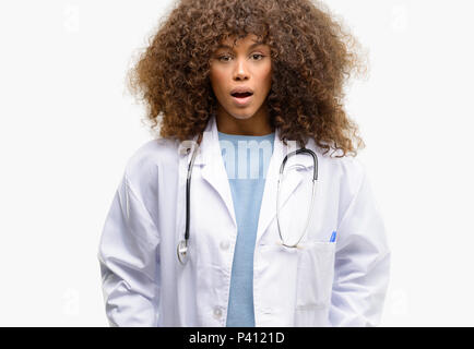 African American medico donna, medico professionale di lavoro paura in stato di shock, esprimendo il panico Foto Stock