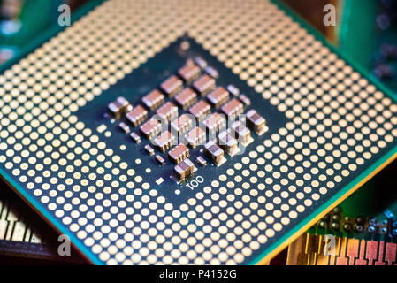 Land Grid Array CPU sulla sommità di random access memory stick. Foto Stock