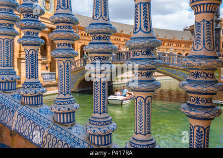 Plaza de Espana di Siviglia, dettaglio delle ceramiche colorate balaustre di un ponte che attraversa il lago nella Plaza de Espana, Siviglia, in Andalusia, Spagna. Foto Stock