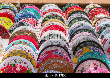 Andalucia colore, vista di una mostra di colorati fan spagnoli a Siviglia (Siviglia), Andalusia, Spagna. Foto Stock