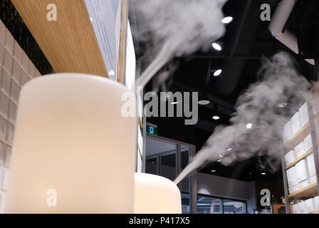 Moto di aroma diffusore olio sul display rack vendita a Burnaby shopping mall Foto Stock