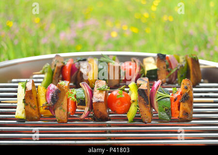 Grigliare senza carne: vegetariano spiedini di seitan e verdure miste su un grill Foto Stock