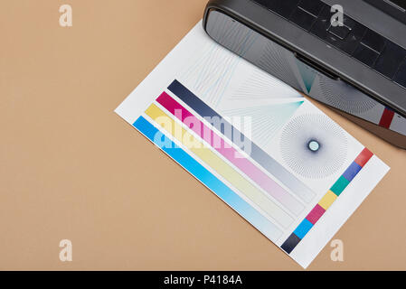 Taratura della stampante di casa. Stampante a colori di stampa carta di prova Foto Stock