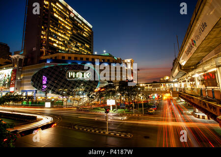 MBK Centre con il traffico al tramonto, Bangkok, Thailandia Foto Stock