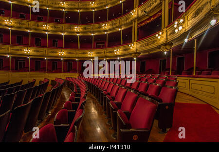 Montevidéu - Uruguai teatro Teatro Solís opera Ernani de Verdi espetáculos dança música opera apresentações mostra peças de teatro eventos Montevidéu Uruguai América do Sul poltronas poltronas Teatro Solis Poltronas vermelhas Foto Stock