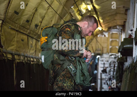 Un tedesco jumpmaster si prepara per le operazioni di volo da un C-160 Transall durante la 72anniversario del D-Day, Iron Mike Dropzone, Sainte-Mere-Eglise, Francia, giugno 5, 2016. Il Salto è stata condotta per commemorare il sacrificio dei soldati durante la II Guerra Mondiale, e di favorire e alimentare degli Stati Uniti e le relazioni tedesche, sviluppare l'interoperabilità durante il corso di formazione e di fornire una base per le future operazioni in formazione e in ambienti reali. (U.S. Esercito foto di Spc. Tracy McKithern/rilasciato) Foto Stock